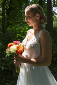 Portrait d'une mariée dans une forêt