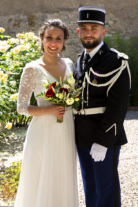 Photographie de deux mariés en extérieur dans un jardin