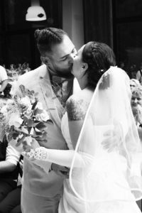 Deux mariés s'embrassant lors d'une cérémonie civile