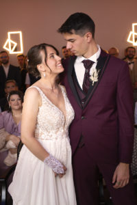 Des mariés à la mairie