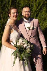 Photographie de deux mariés sur fond végétal